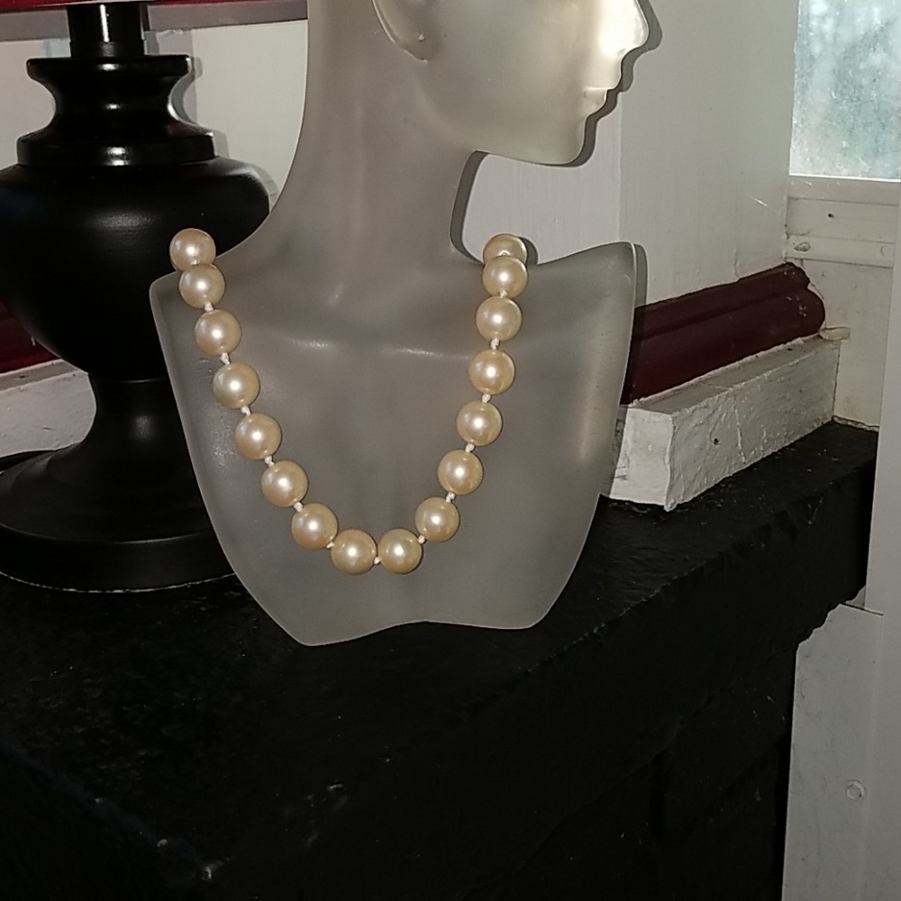 NWOT Classy Costume Pearl Choker